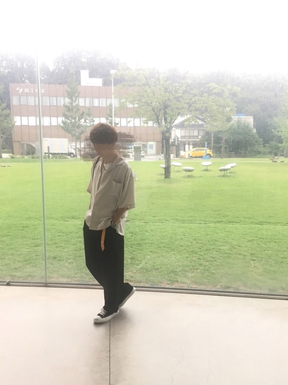 「黒パンツ、ガチャベルト イエロー、ガチャベルト、スニーカーコーデ、フォローミー、fashion、オープンカラーシャツ、コンバース、ジャックパーセル、ワイドパンツ」｜「niko and...のチェーンネックレス【niko and...】（ネックレス、グレー系）」を使った、akiさん（メンズ・170cm）の秋コーディネートの1枚目の写真