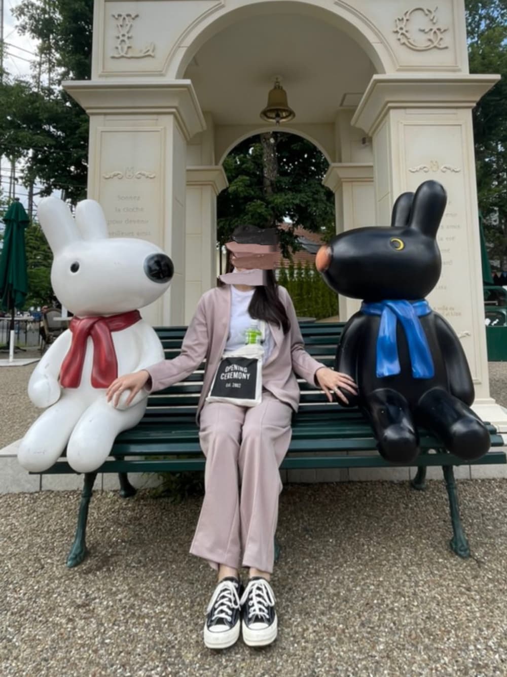 ピンク系のジャケット/アウター、ホワイト系のショルダーバッグ、ピンク系のその他パンツを着用したレディースの夏コーディネートの1枚目の写真