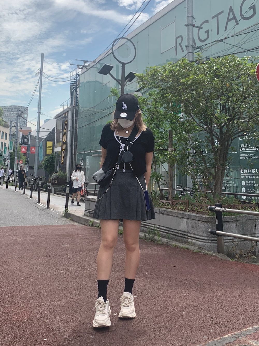 「今日のコーデ、韓国ファッション、韓国ストリート、モノクロ、キャップ」｜「ZARAのアイテム（スカート、グレー系）」を使った、空色さん（レディース・158cm）の夏コーディネートの1枚目の写真