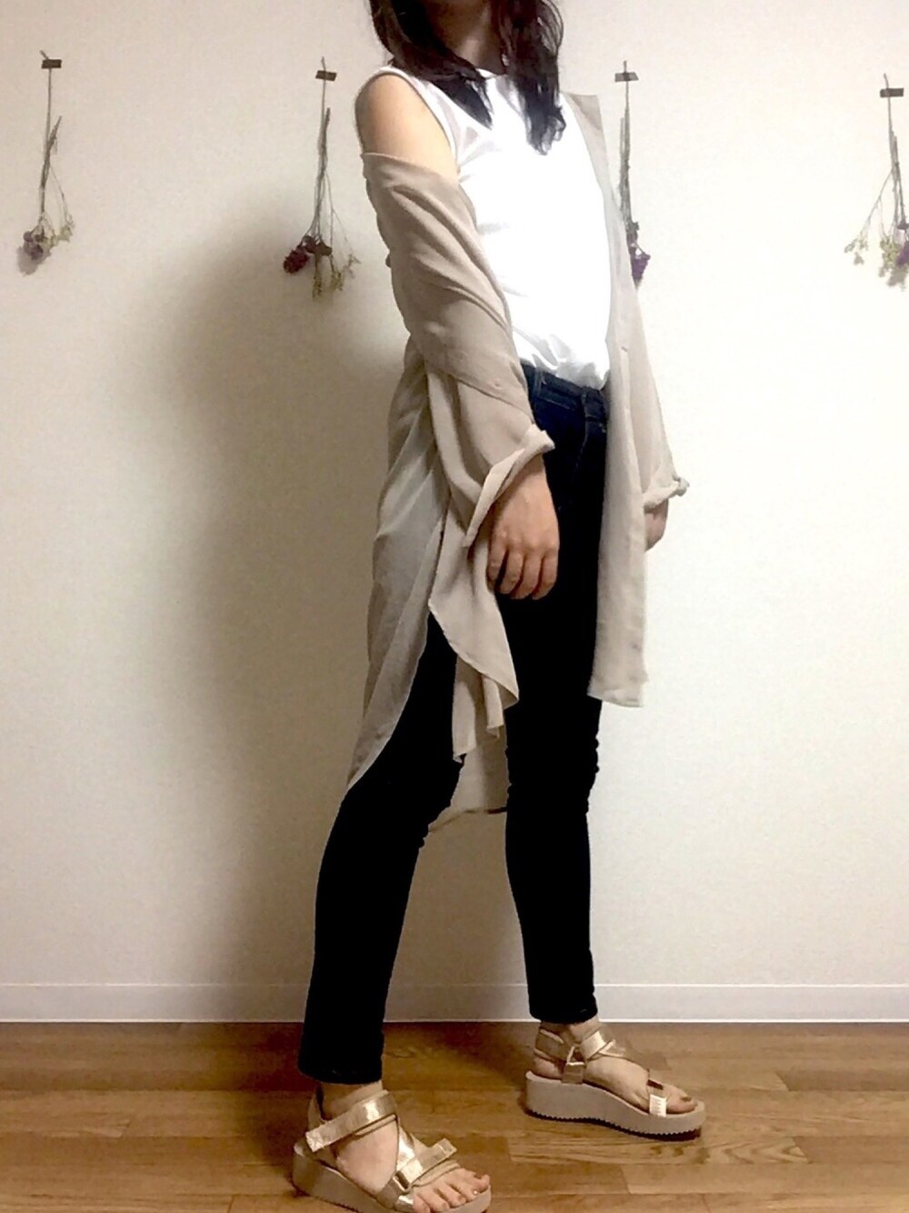 ベージュ系のシャツ/ブラウス、ホワイト系のTシャツ/カットソー、ベージュ系のサンダルを着用したレディースの春コーディネートの1枚目の写真