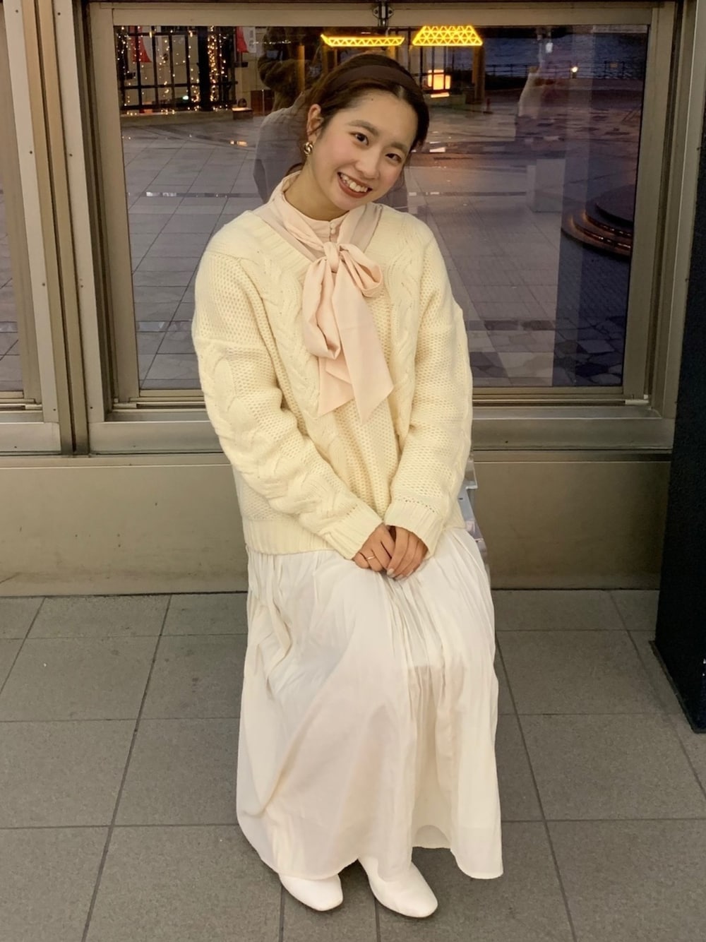 「GU、ehka sopo、earth music&ecology、ボウタイブラウス、ジーユー、オールホワイト」｜「ehka sopoのアイテム（スカート、ホワイト系）」を使った、miku.さん（レディース・158cm）の冬コーディネートの1枚目の写真