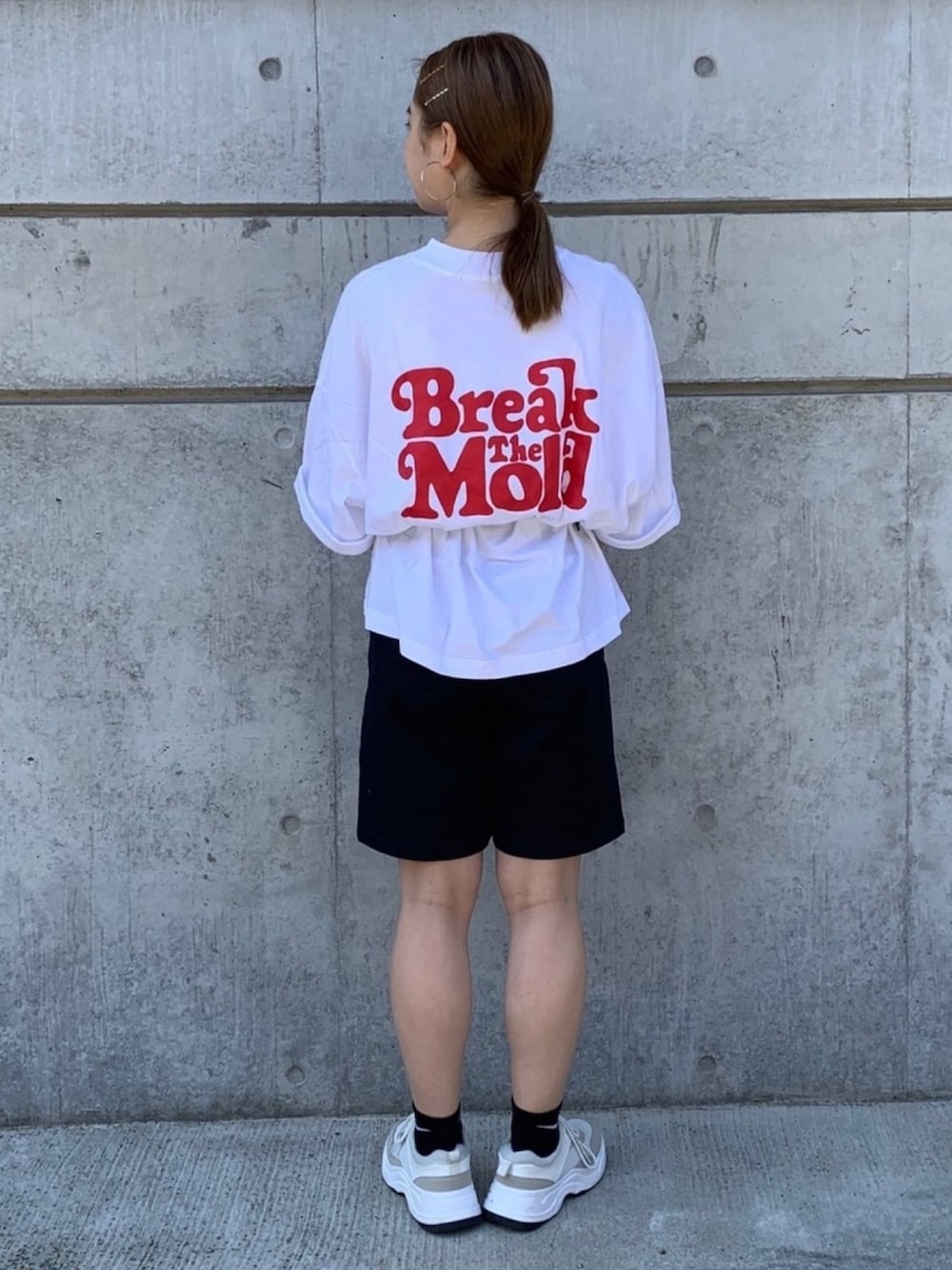 「UNIQLO、UT、GU、ハーフパンツ、ダッドスニーカー、VERDY」｜「UNIQLOのライズ アゲイン バイ ヴェルディ UT（グラフィックTシャツ・5分袖）（Tシャツ/カットソー、ホワイト系）」を使った、miku.さん（レディース・157cm）の夏コーディネートの1枚目の写真