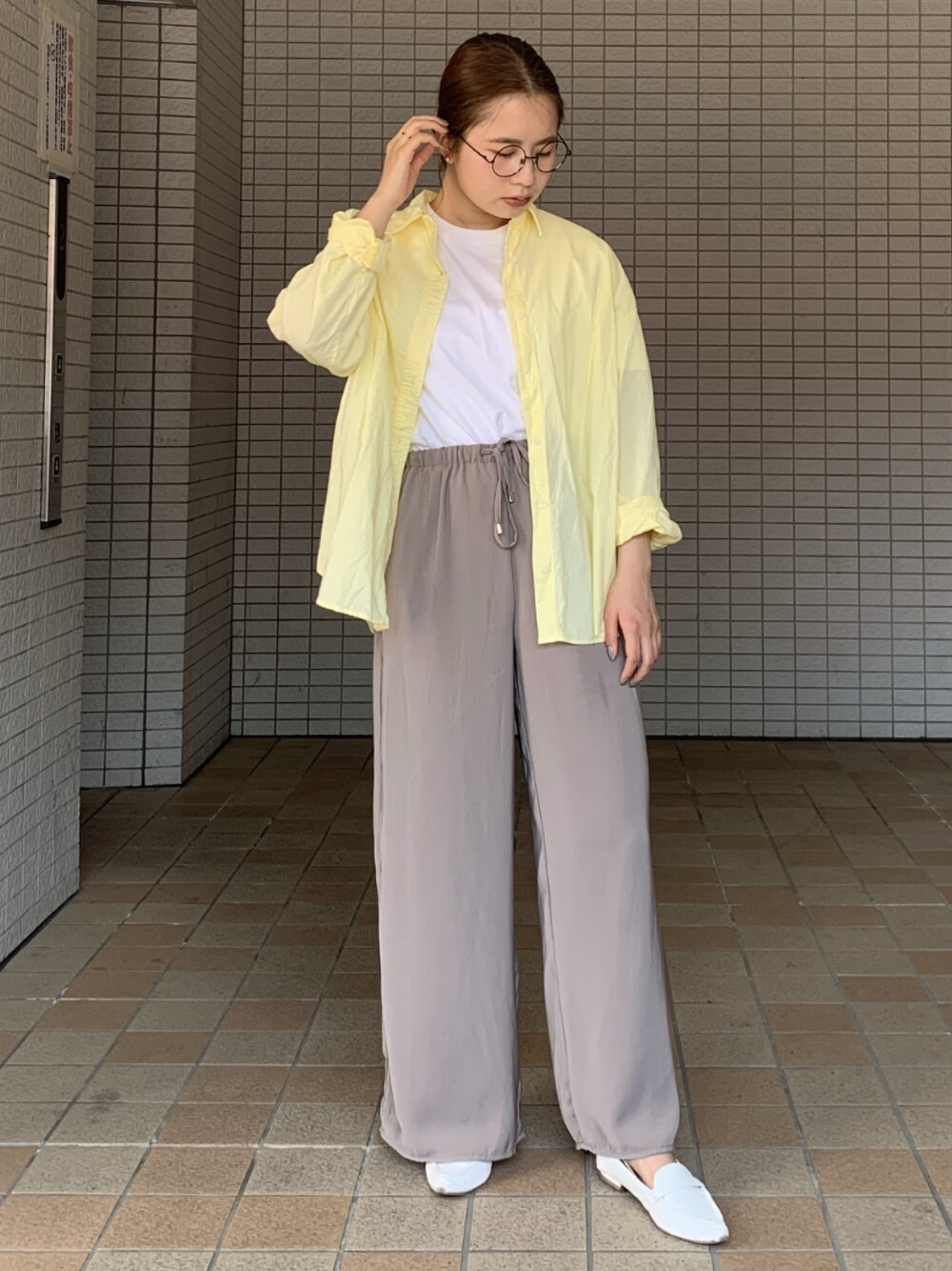 「スタッフセンバツ、アメリカンホリック、セブンデイズサンデイ、AMERICAN HOLIC、SEVENDAYS＝SUNDAY、白Tシャツ、大人カジュアル、シンプルコーデ」｜「AMERICAN HOLICのドロストとろみギャザーワイドパンツ（その他パンツ、ブラウン系）」を使った、miku.さん（レディース・158cm）の春コーディネートの1枚目の写真