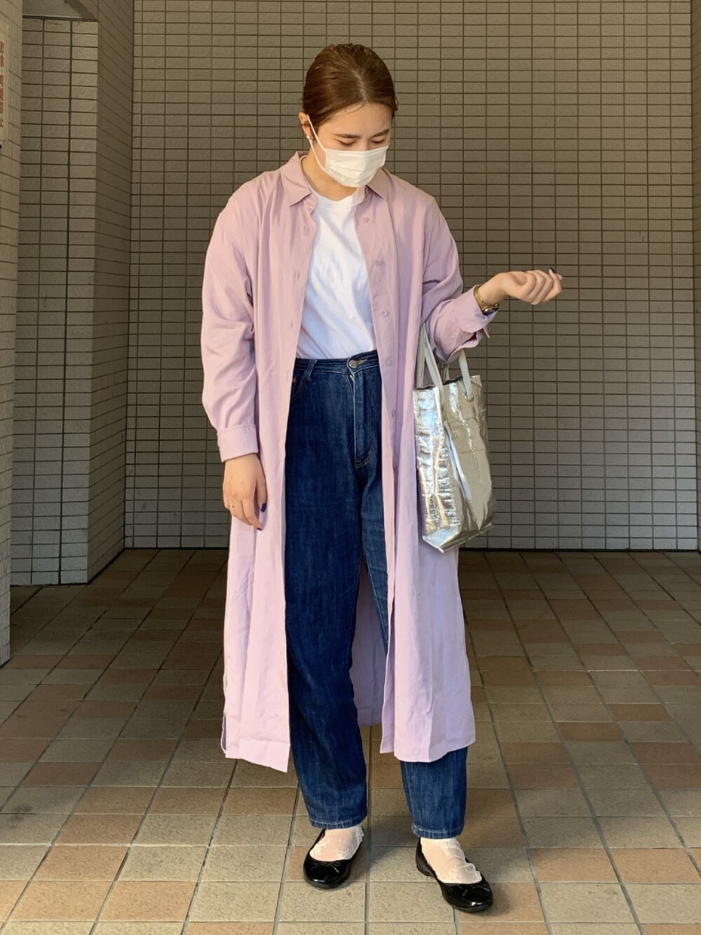 「GU、UNIQLO、シャツワンピース、大人カジュアル、シンプルコーデ、デニム、春コーデ」｜「beautiful peopleのアイテム（トートバッグ、シルバー系）」を使った、miku.さん（レディース・158cm）の春コーディネートの1枚目の写真