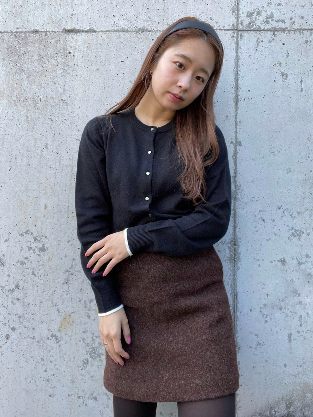 「チョコ色に染まれ、UNIQLO、AMERICAN HOLIC、ユニクロ、ユニクロコーデ、ガーリーコーデ、シンプルコーデ、春コーデ、お洒落さんとつながりたい、休日スタイル」｜「AMERICAN HOLICの強撚クルーネックショートニットカーディガン　＊●（カーディガン/ボレロ、ブラック系）」を使った、miku.さん（レディース・158cm）の冬コーディネートの1枚目の写真