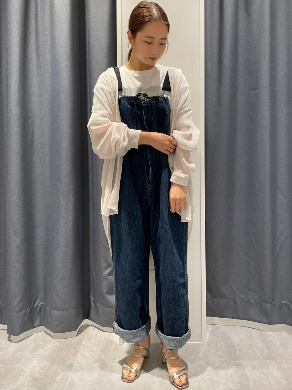 「yecca vecca、オトナカジュアル、ラクチンコーデ、春服、きれいめカジュアル、シアーシャツ、デニムサロペット、デニムコーデ、ゆるコーデ」｜「YECCA VECCAの【先行予約】麻混デニムオーバーオール（その他、ブルー系）」を使った、miku.さん（レディース・158cm）の春コーディネートの1枚目の写真
