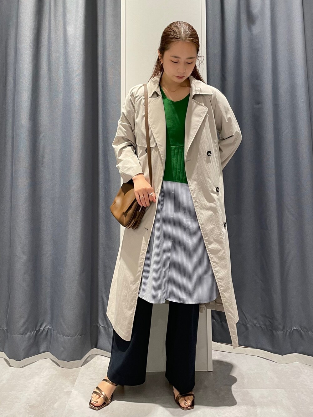 「yecca vecca、大人カジュアル、グリーン、春カラースタイル、シンプルコーデ、パンツスタイル、オフィスカジュアル、春、シャツスタイル」｜「Editt by YECCA VECCAのストライプレイヤードロングシャツ　＊（シャツ/ブラウス、グリーン系）」を使った、miku.さん（レディース・158cm）の春コーディネートの1枚目の写真