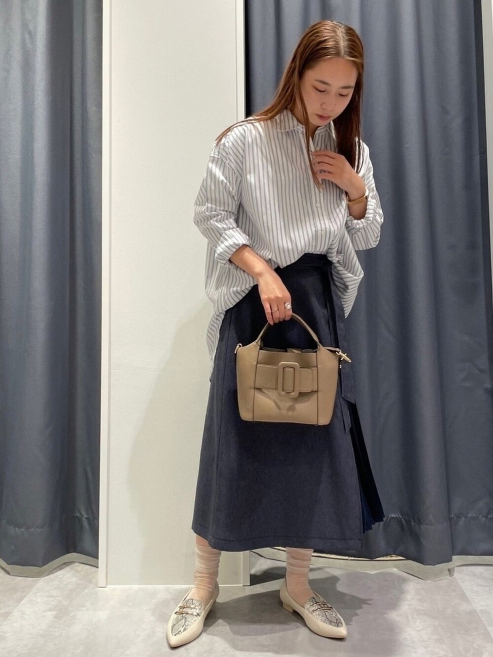 「yecca vecca、春コーデ、大人女子、オフィスカジュアル、今日のコーデ、オトナカジュアル、大人カジュアル、キレイめ、デニムスカート、シャツスタイル」｜「YECCA VECCAの【先行予約】プリーツMIXスカート（スカート、ブルー系）」を使った、miku.さん（レディース・158cm）の春コーディネートの1枚目の写真