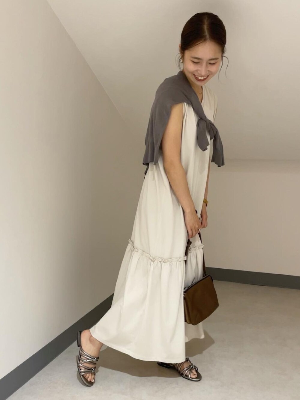 「オトナ女子、春夏コーデ、夏コーデ、yecca vecca、大人カジュアル、きれいめカジュアル、休日スタイル、シンプル、たすき掛け、ワンピース」｜「YECCA VECCAの・裾ギャザーカットワンピース＊（ワンピース、ホワイト系）」を使った、miku.さん（レディース・156cm）の夏コーディネートの1枚目の写真