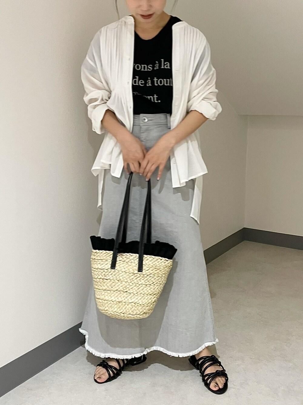 「カジュアルコーデ、オトナカジュアル、ロゴT、初夏コーデ、シンプルコーデ、おでかけ、ピクニック、デニムスカート、シャツスタイル、シャツコーデ」｜「YECCA VECCAの【先行予約】カットオフデニムロングスカート1（スカート、グレー系）」を使った、miku.さん（レディース・156cm）の夏コーディネートの1枚目の写真