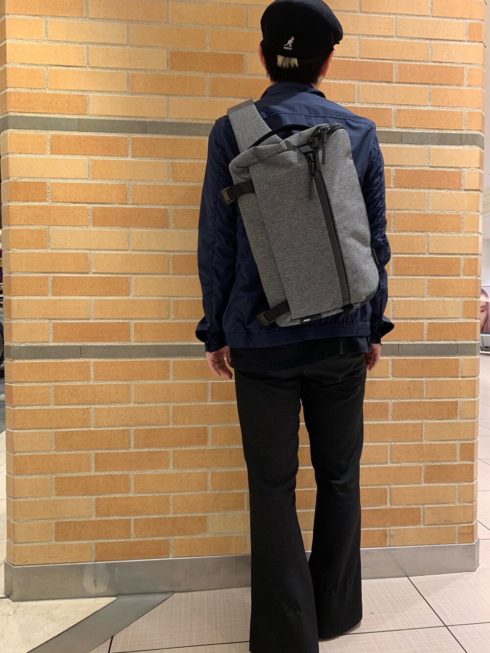 「AER、junhashimoto 、B2nd」｜「Aerのアイテム（ショルダーバッグ、グレー系）」を使った、まことさん（メンズ・169cm）の冬コーディネートの1枚目の写真