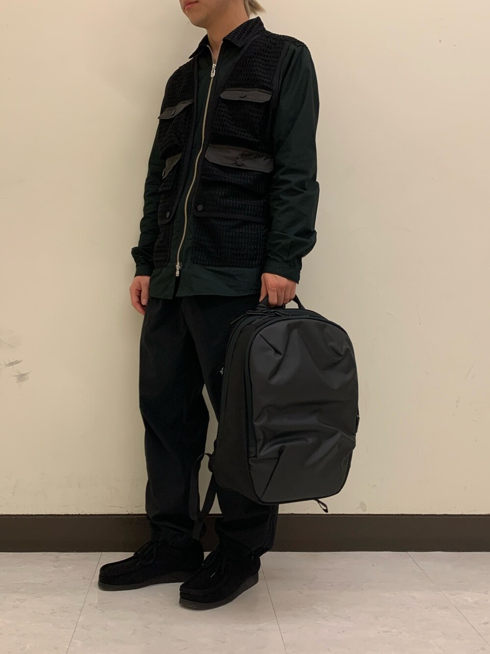 「ホワイトマウンテニアリング、White Mountaineering、AER、エアー、B2nd」｜「Aerの【Aer/エアー】DAY PACK 2/バックパック（バックパック/リュック、ブラック系）」を使った、まことさん（メンズ・169cm）の冬コーディネートの1枚目の写真