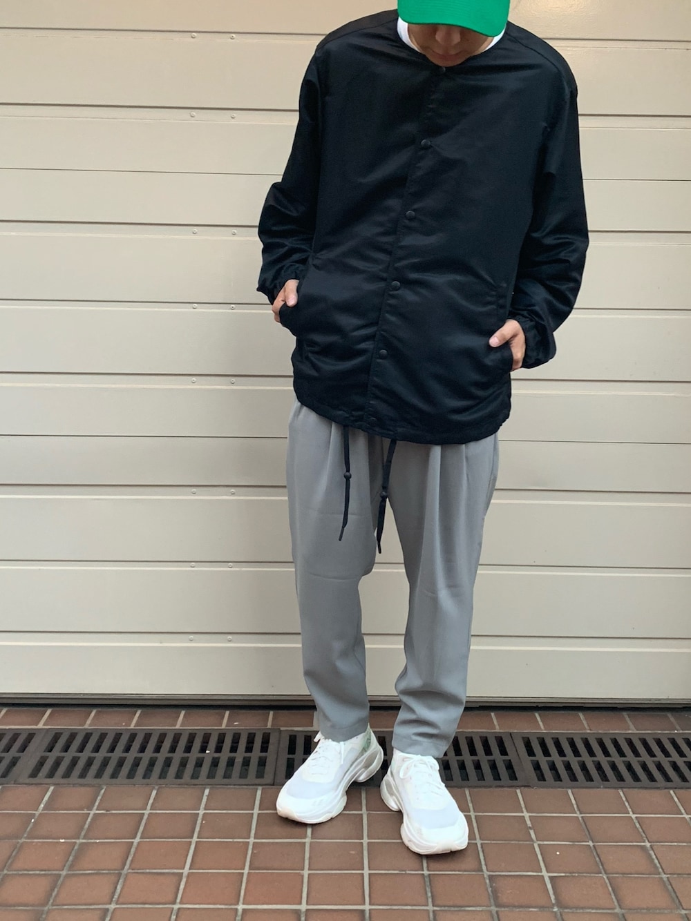 「White Mountaineering、ATTACHMENT、KAZUYUKI KUMAGAI、BRANDBLACK、B2nd、カジュアル」｜「WHITE MOUNTAINEERINGのアイテム（ノーカラージャケット、ブラック系）」を使った、まことさん（メンズ・169cm）の夏コーディネートの1枚目の写真