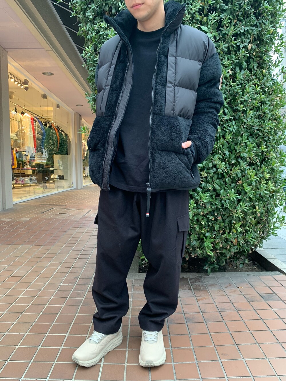 「ブラック、ブラックコーデ、モノトーン、Down Jacket 、MONCLER、B2nd、HOKAONEONE、lownn」｜「MONCLERのアイテム（ダウンジャケット/コート、ブラック系）」を使った、まことさん（メンズ・169cm）の秋コーディネートの1枚目の写真