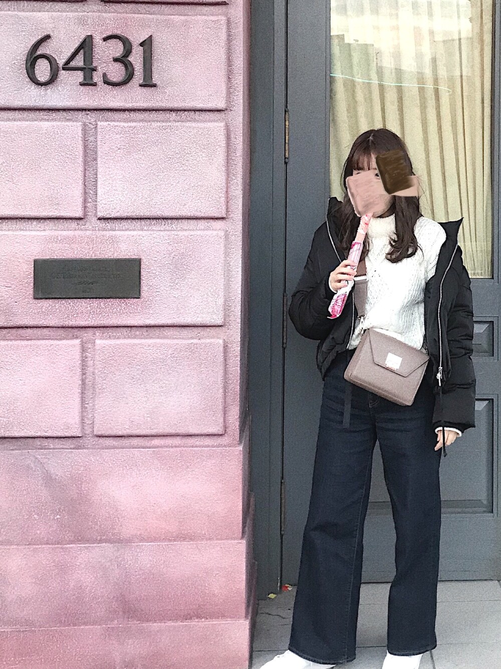「カジュアルコーデ、オトナカジュアル、ボリューム袖、ユニバ、おしゃれさんと繋がりたい」｜「Mila Owenのヘムリボンショートダウンジャケット（ダウンジャケット/コート、ブラック系）」を使った、A I R I Nさん（レディース・158cm）の冬コーディネートの1枚目の写真