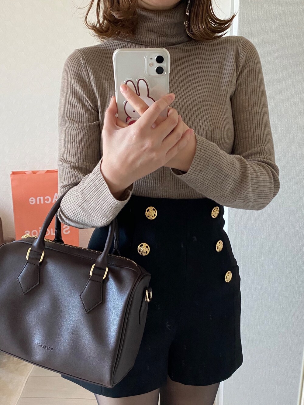 「オトナカジュアル、タートルネック、ショートパンツ、ZARA、UNIQLO、プチプラ、休日スタイル」｜「UNIQLOのエクストラファインメリノリブタートルネックセーター（長袖）（ニット/セーター、ベージュ系）」を使った、A I R I Nさん（レディース・158cm）の冬コーディネートの1枚目の写真