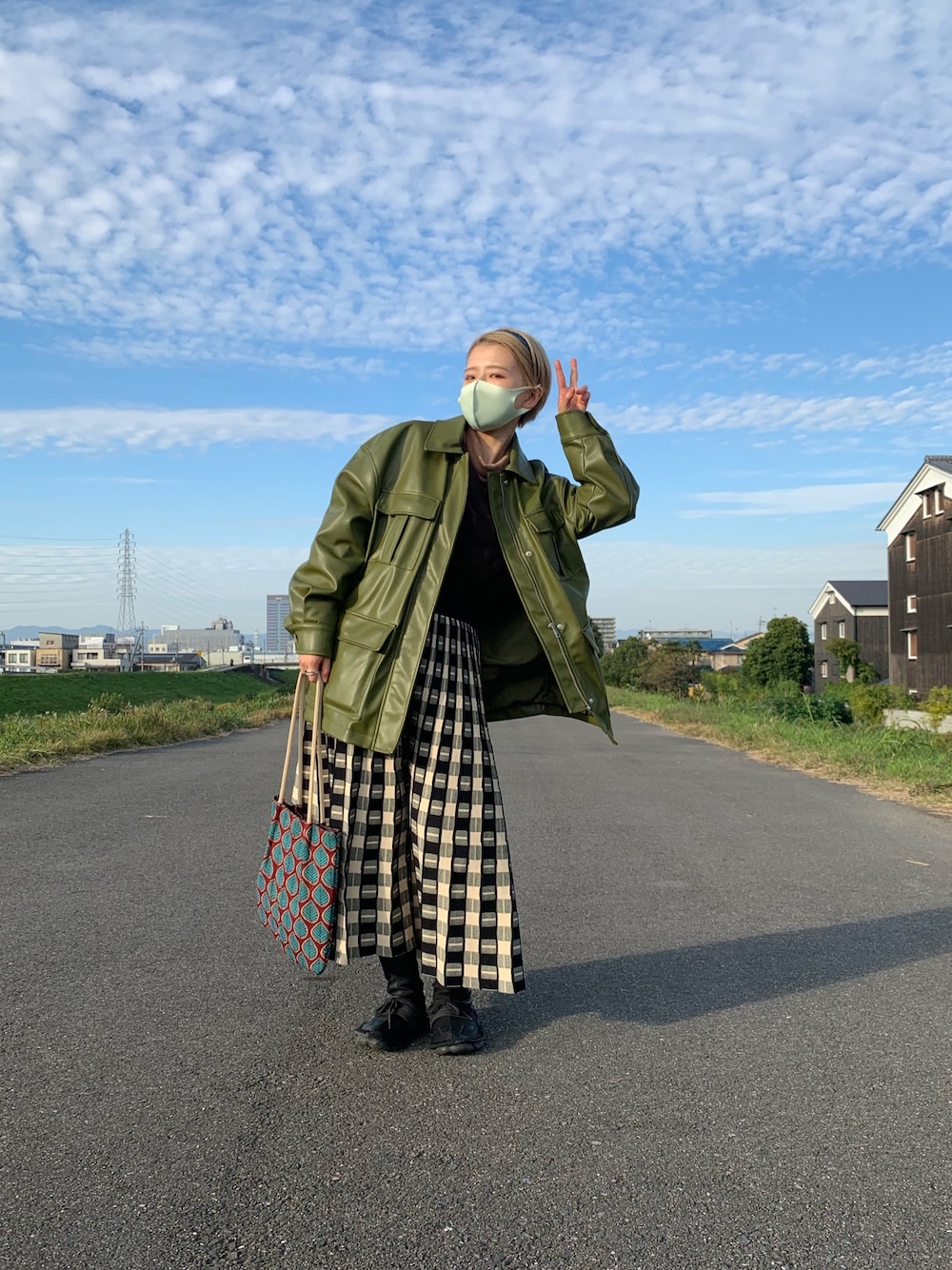 「ニットスカート、古着、古着MIX、チェック、セカンドストリート、セカスト、秋のコーデ、休日スタイル、オーバーサイズ、低身長コーデ」｜「Yohji Yamamotoのアイテム（ブーツ、ブラック系）」を使った、beeさん（レディース・158cm）の秋コーディネートの1枚目の写真