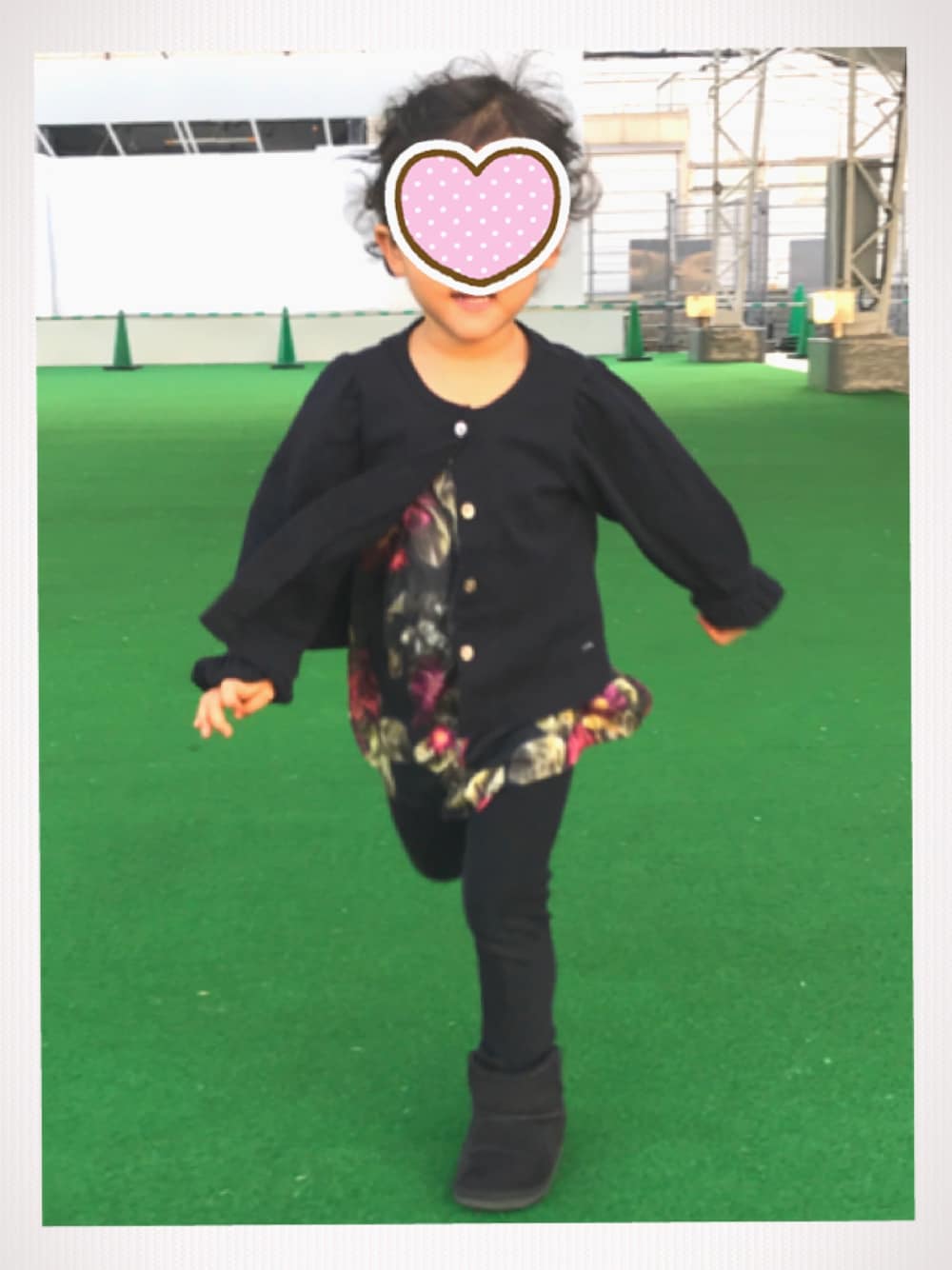 「FITHのアイテム（チュニック、ブラック系）」を使った、YURIさん（キッズ・100cm）の冬コーディネートの1枚目の写真
