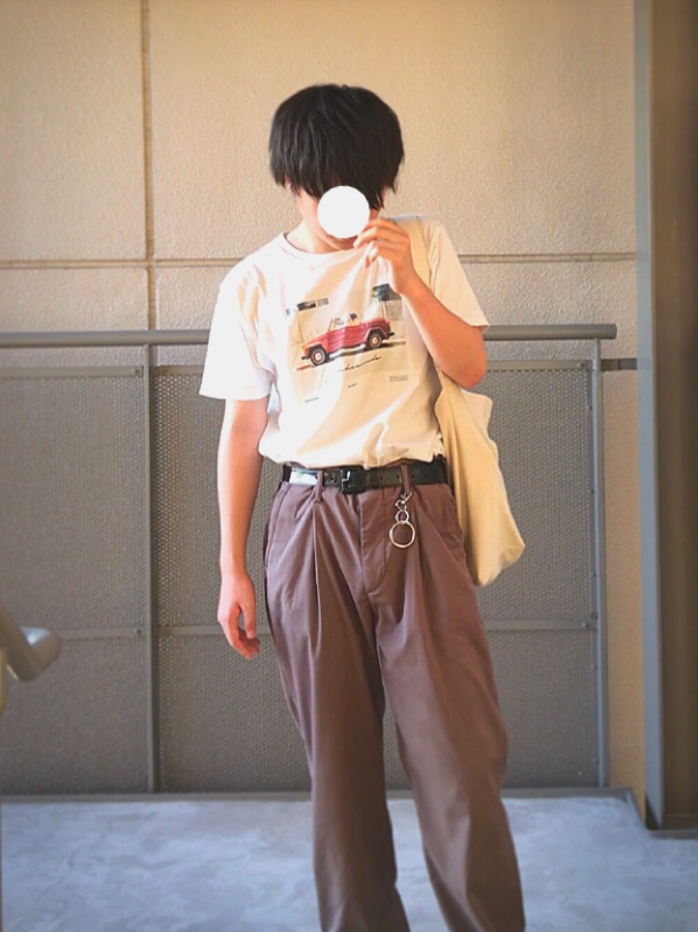 ホワイト系のTシャツ/カットソー、ブラウン系のスラックス、ベージュ系のショルダーバッグを着用したメンズの夏コーディネートの1枚目の写真