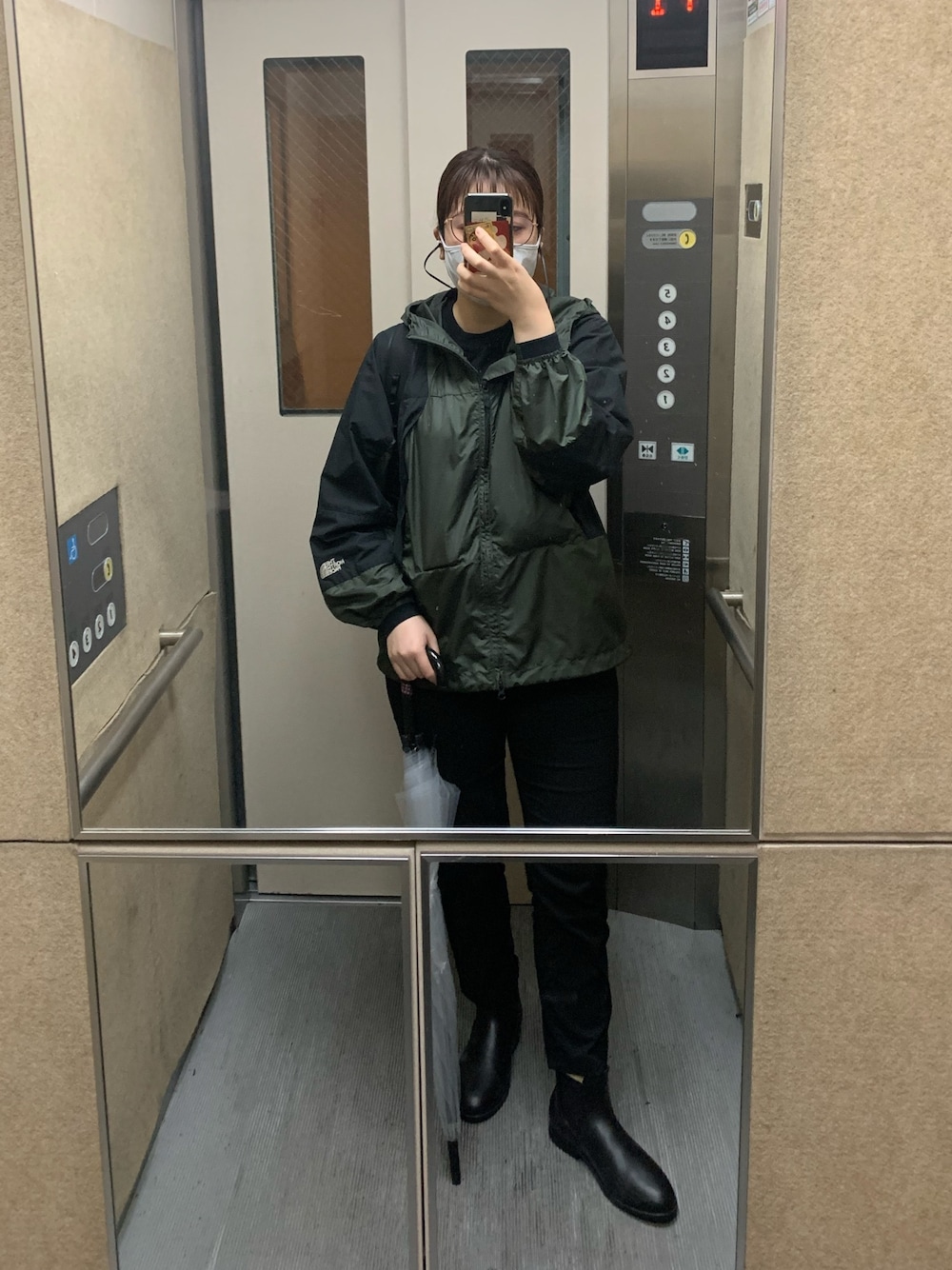 「今日のコーデ、カジュアル、雨の日コーデ、レインブーツ、THE NORTH FACE、Traditional Weatherwear、バックパック、メンズライク、黒、パンツ」｜「THE NORTH FACEのアイテム（ジャケット/アウター、グリーン系）」を使った、chikoさん（レディース・160cm）の秋コーディネートの1枚目の写真