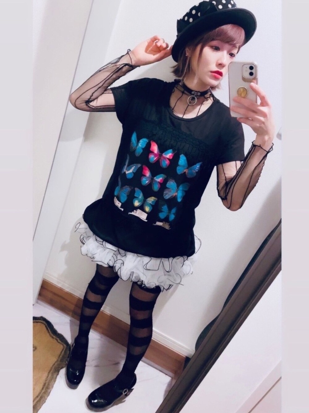 ブラック系のTシャツ/カットソー、ブラック系のパンプス、ブラック系のシャツ/ブラウスを着用したレディースの春コーディネートの1枚目の写真