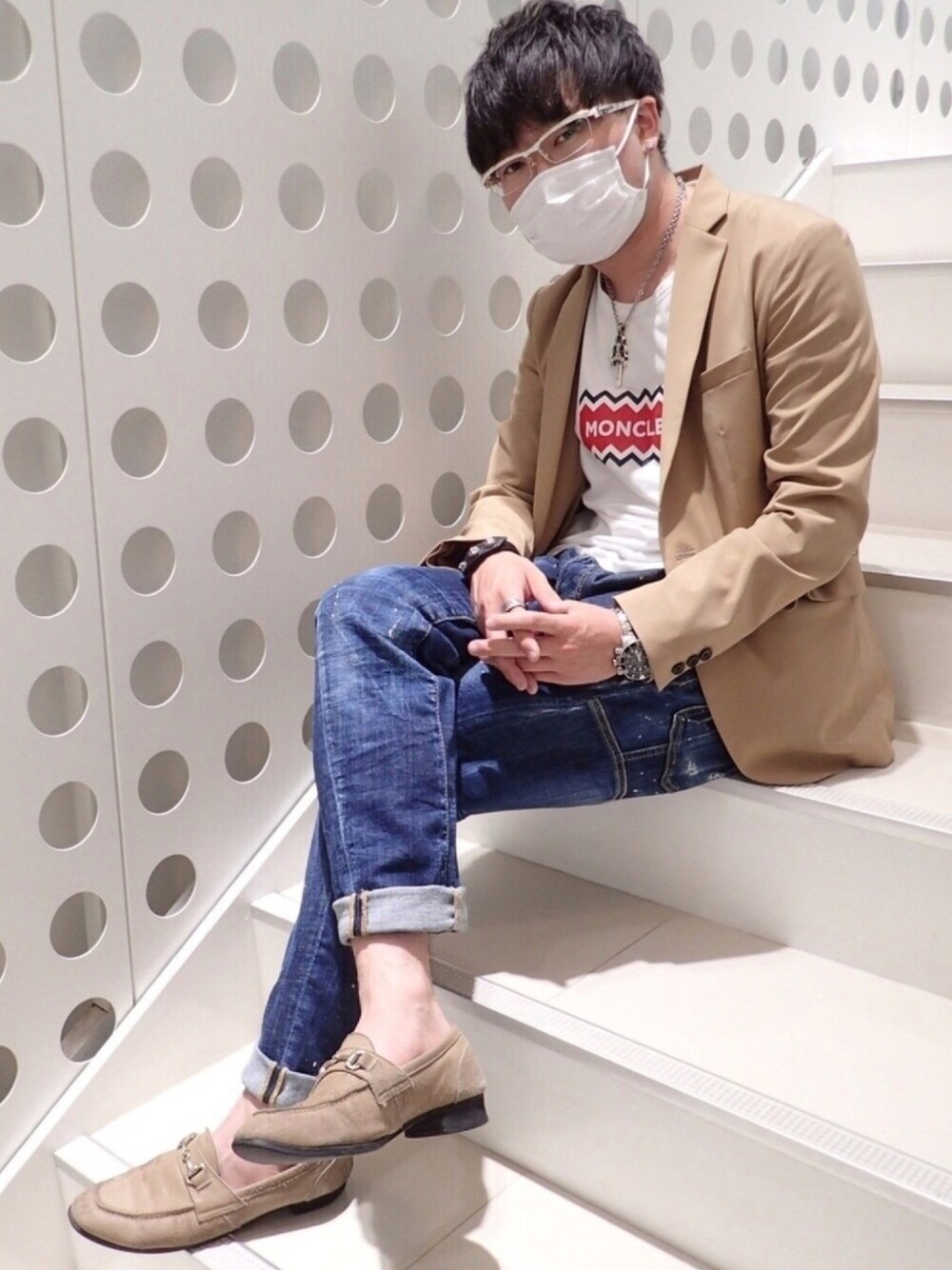 「fashion、ootd、MONCLER、DSQUARED2、GOSTAR DE FUGA、GUCCI、Chrome Hearts、ベージュコーデ、おしゃれさんと繋がりたい、いいね、save、フォローお願いします🤑」｜「CHROME HEARTSのアイテム（ネックレス、シルバー系）」を使った、Koji Kimuraさん（メンズ・172cm）の秋コーディネートの1枚目の写真