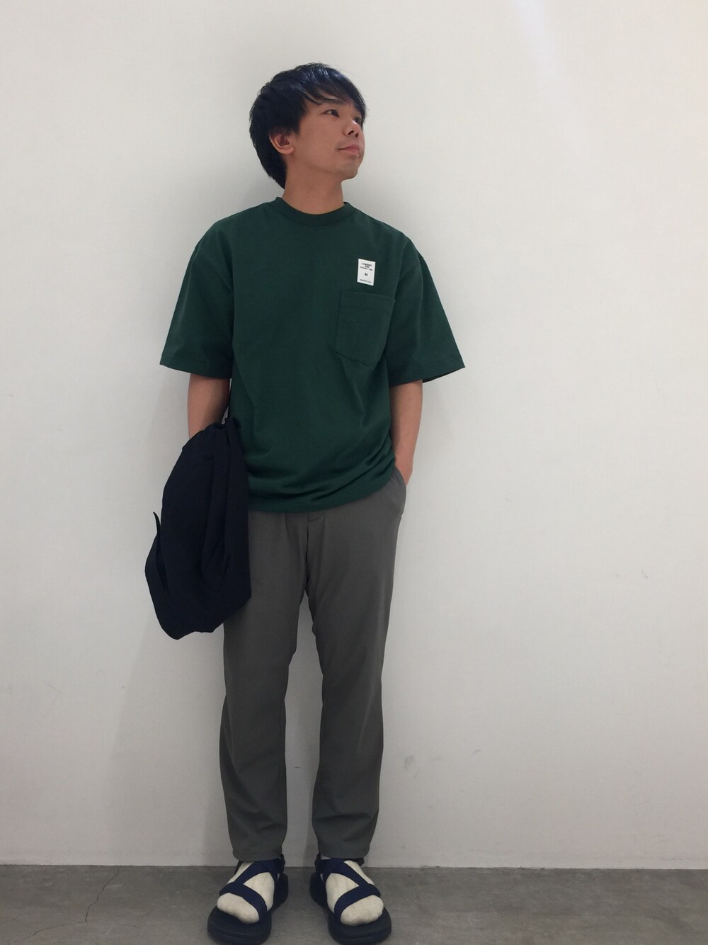 「ブラック、ネイビー、オーバーサイズ、白スニーカー、street、アダムエロペ(ADAM ET ROPE')、Adam et Rope'、雨の日コーデ、オトナカジュアル、streetstyle」｜「ADAM ET ROPE'のADAM ET ROPE' ストレッチイージーパンツ（その他パンツ、グリーン系）」を使った、shota kimuraさん（メンズ・160cm）の春コーディネートの1枚目の写真