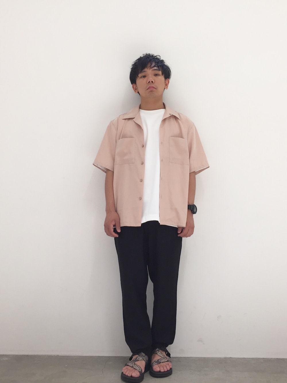 「シンプル、ラフ、夏コーデ、シャツスタイル、開襟シャツ、ピンク、サンダル、アダムエロペ(ADAM ET ROPE')、白Tシャツ、イージーパンツ」｜「ADAM ET ROPE'のパウダーシフォンオープンカラーショートスリーブシャツ（シャツ/ブラウス、ピンク系）」を使った、shota kimuraさん（メンズ・160cm）の夏コーディネートの1枚目の写真