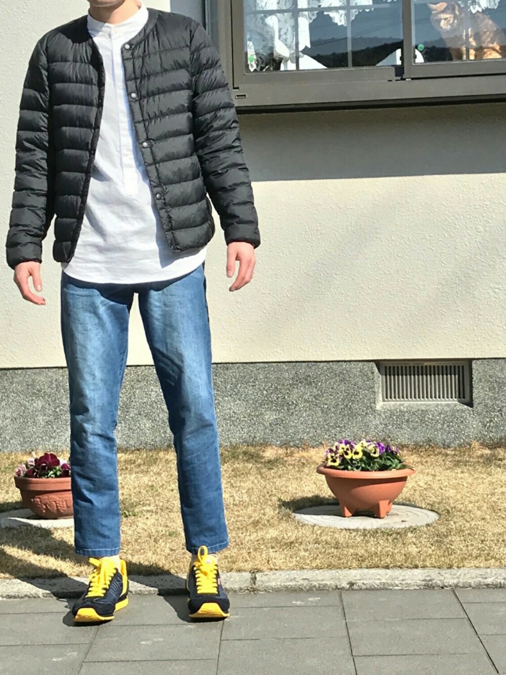 「シンプル、カジュアル、春コーデ、デニムパンツ、スポーツミックス、スニーカー、シャツスタイル、ダウンジャケット」｜「無印良品のアイテム（ブルゾン、ブラック系）」を使った、fukurouさん（メンズ・177cm）の冬コーディネートの1枚目の写真