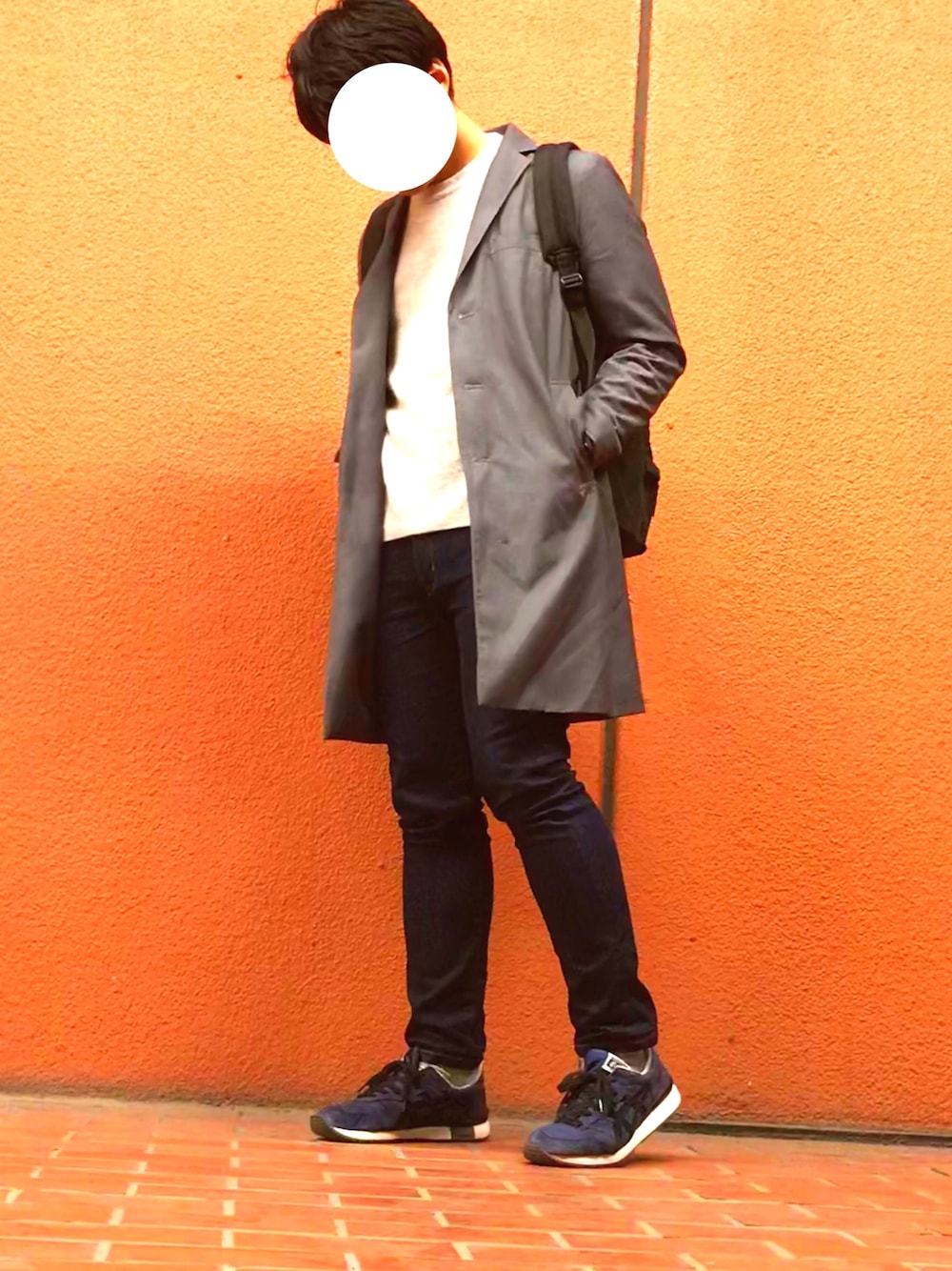 「シンプル、秋冬、チェスターコート、ユニクロ、スキニーデニム、スニーカー」｜「Onitsuka TigerのOnitsuka Tiger TIGER ALLY（スニーカー、ブルー系）」を使った、nanoさん（メンズ・173cm）の秋コーディネートの1枚目の写真