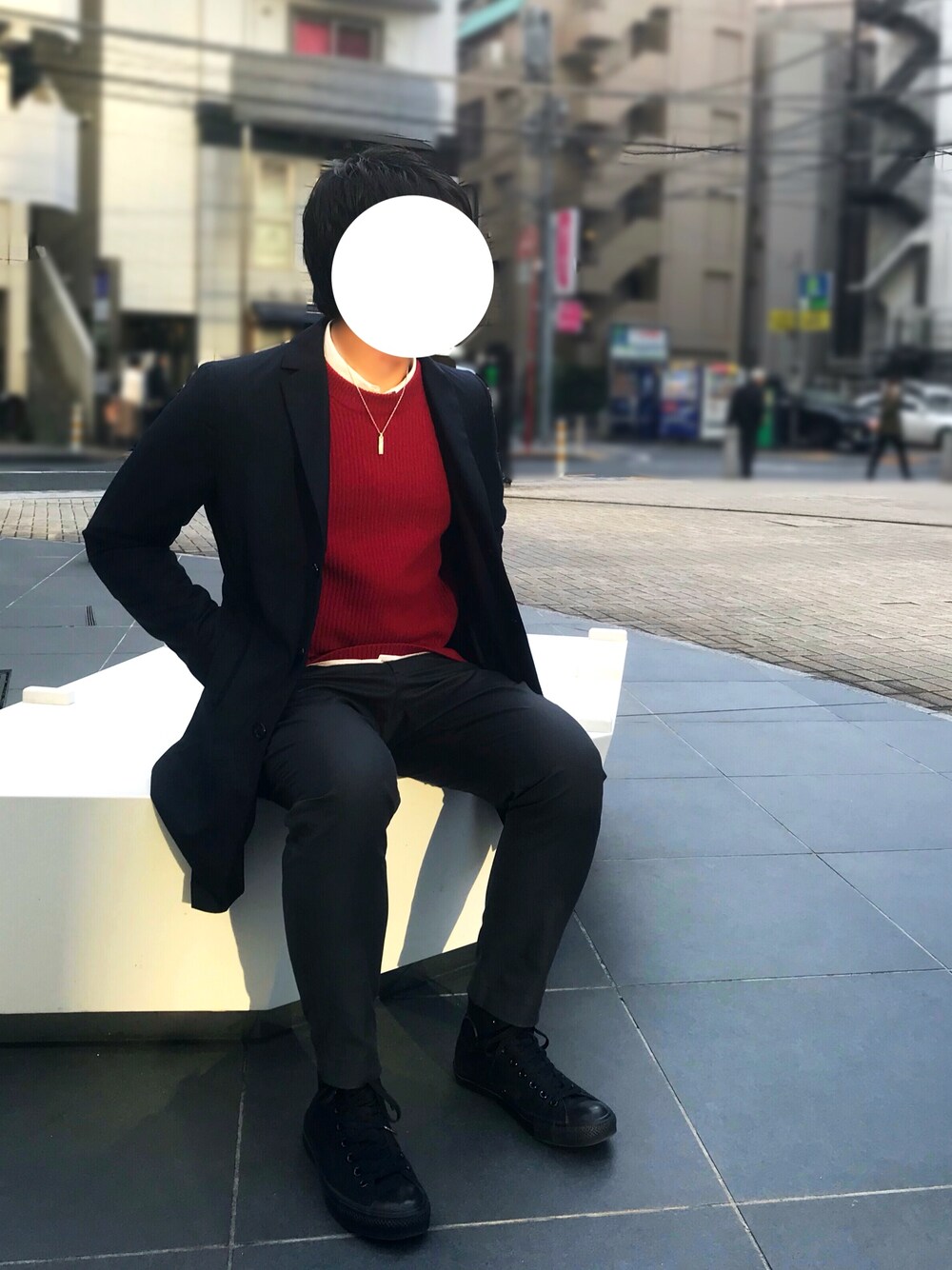 「UNIQLO、グレンチェック、チェスターコート、コンバース ハイカット、赤ニット、キレイめ、ビッグシルエット、グレー、ネイビー×レッド、冬」｜「JOURNAL STANDARD relumeの7GG ITALYメリノウール 畦編みクルーネックニット#（ニット/セーター、レッド系）」を使った、nanoさん（メンズ・173cm）の秋コーディネートの1枚目の写真