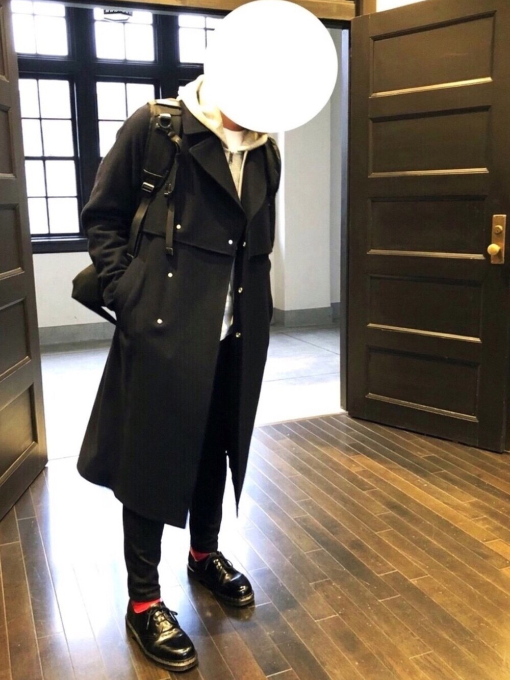 「休日スタイル、スキニー、Dr.Martens、黒、パーカー、赤ソックス、トレンチコート」｜「UNITED TOKYOのメルトンアルスターコート（トレンチコート、ブルー系）」を使った、nanoさん（メンズ・173cm）の秋コーディネートの1枚目の写真