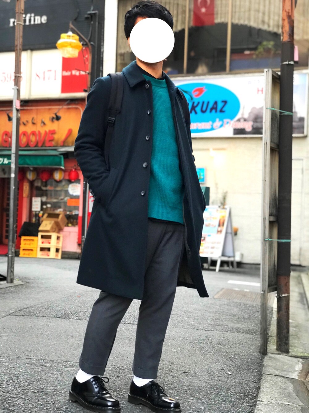 「ステンカラーコート、スラックス、ドクターマーチン、緑ニット、UNIQLO、オーバーサイズ、冬、UNIQLOandLEMAIRE」｜「UNITED TOKYOのビーバーステンコート（ステンカラーコート、グリーン系）」を使った、nanoさん（メンズ・173cm）の冬コーディネートの1枚目の写真