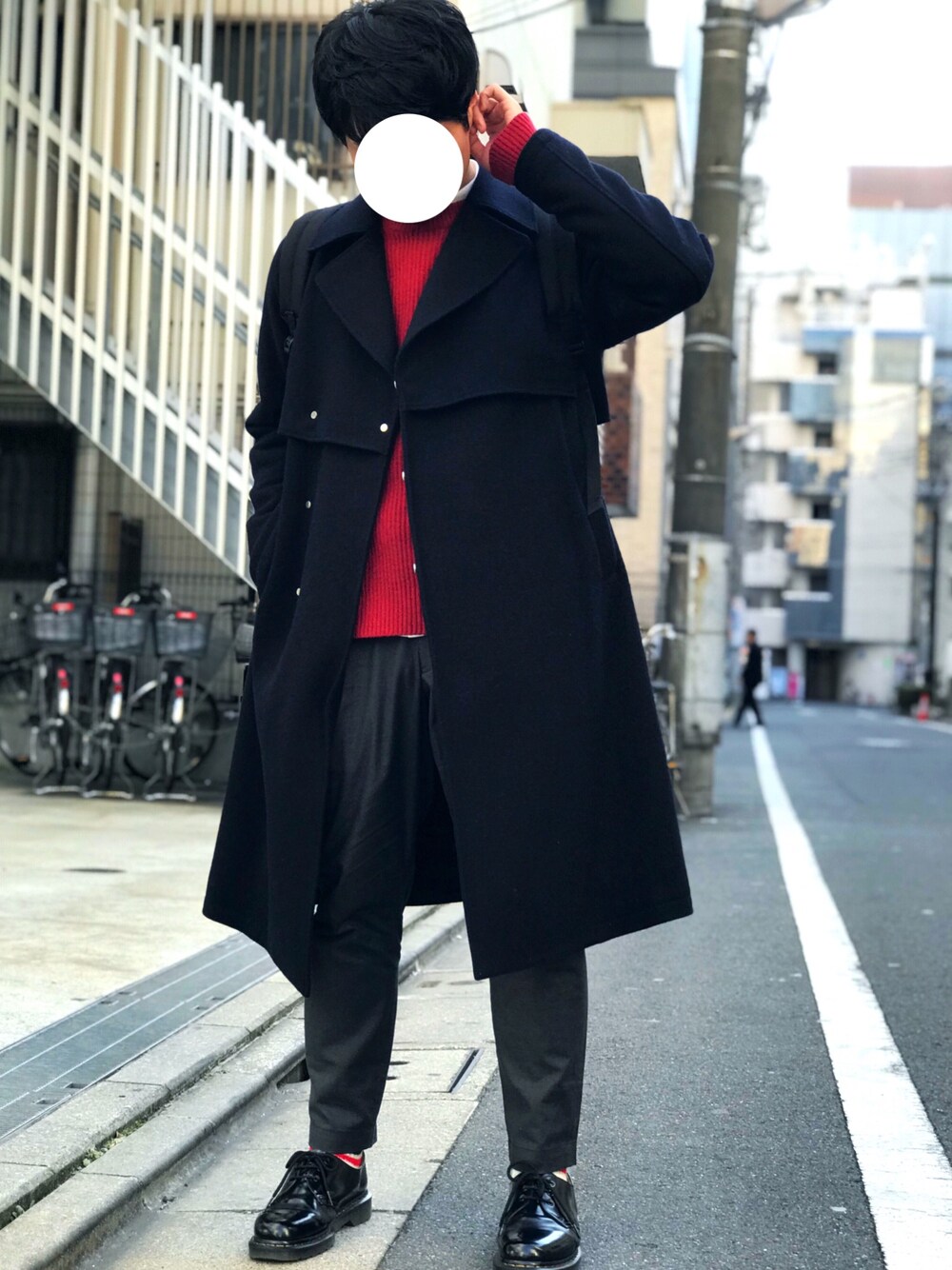 「トレンチコート、赤ニット、白シャツ、グレンチェック、スラックス、ドクターマーチン、冬コーデ、クリスマス、きれいめカジュアル」｜「UNIQLO AND LEMAIREのアイテム（シャツ/ブラウス、ホワイト系）」を使った、nanoさん（メンズ・173cm）の冬コーディネートの1枚目の写真