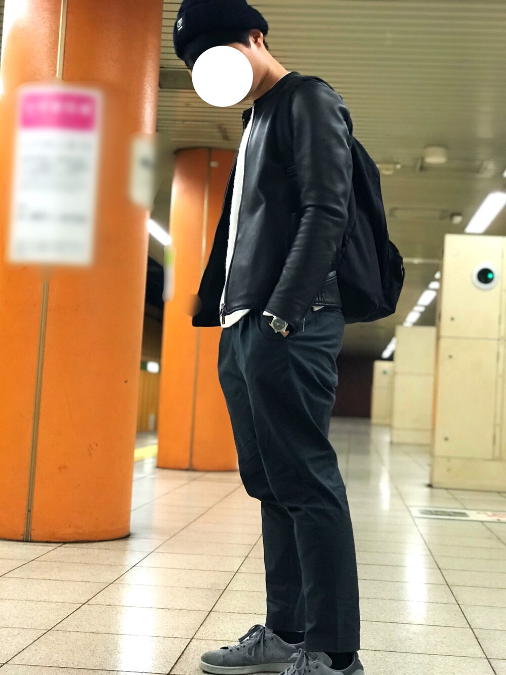 「ニット帽、レザージャケット、シングルライダース、ニット、グレンチェック、スラックス、スタンスミス、冬コーデ」｜「JOURNAL STANDARDのカシミヤハニカム クルーネックニット #（ニット/セーター、ホワイト系）」を使った、nanoさん（メンズ・173cm）の冬コーディネートの1枚目の写真