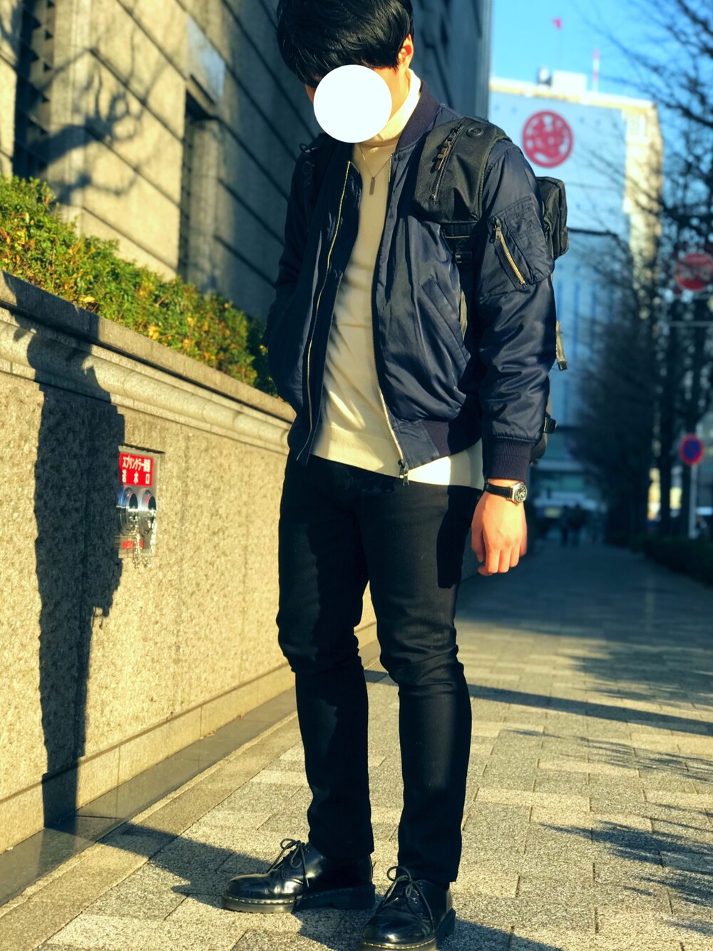 「MA-1、タートルネック、黒スキニー、Dr.Martens、ネイビー×ホワイト、UNIQLO」｜「BEAUTY&YOUTH UNITED ARROWSのBY ∴ シンサレート MA-1◆（MA-1、ブルー系）」を使った、nanoさん（メンズ・173cm）の冬コーディネートの1枚目の写真