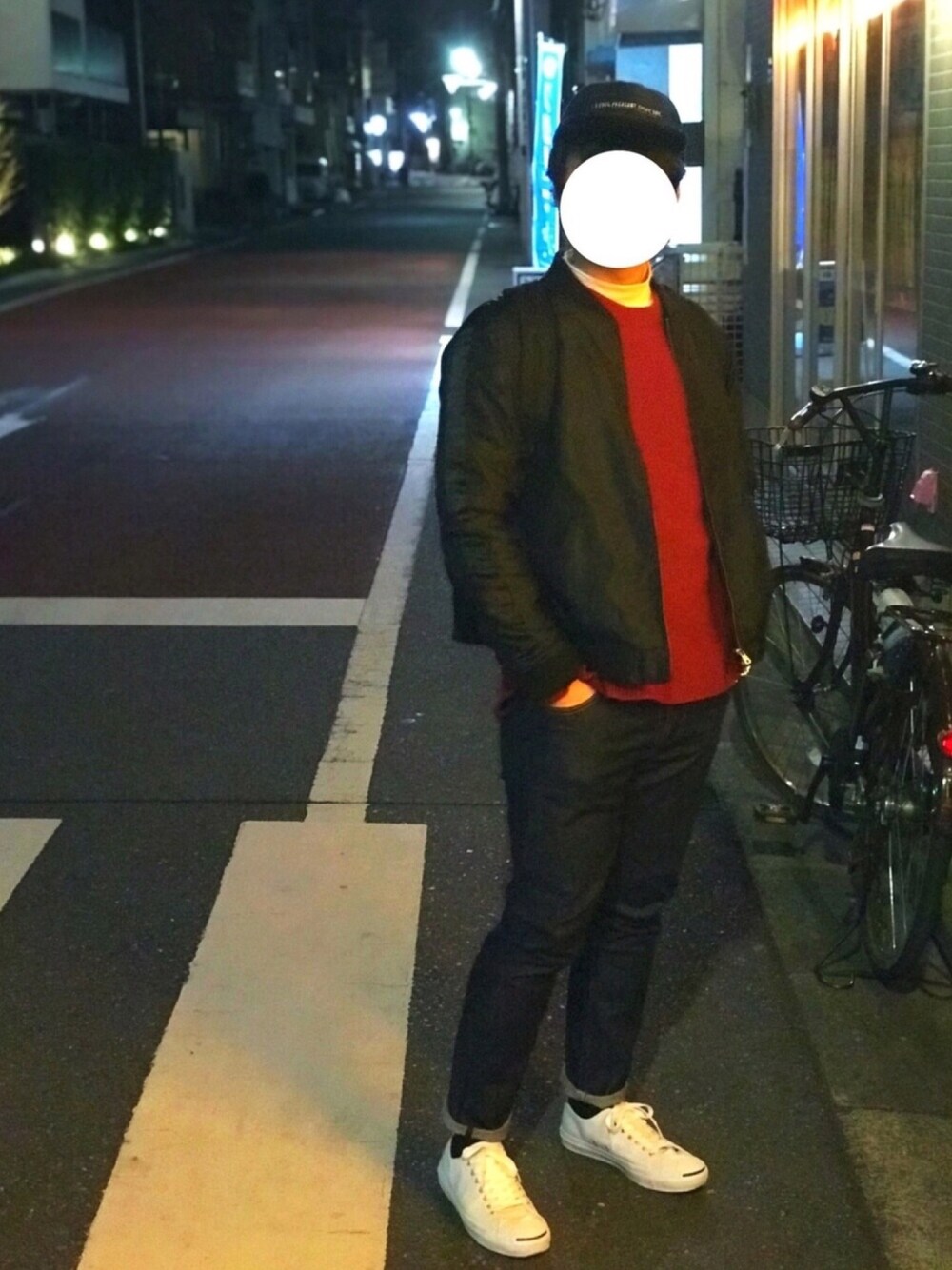 「キャップ、スカジャン、赤ニット、休日スタイル、スキニーデニム、ジャックパーセル、コンバース」｜「NANO universeのスーベニアブルゾン（MA-1、ブラック系）」を使った、nanoさん（メンズ・173cm）の冬コーディネートの1枚目の写真