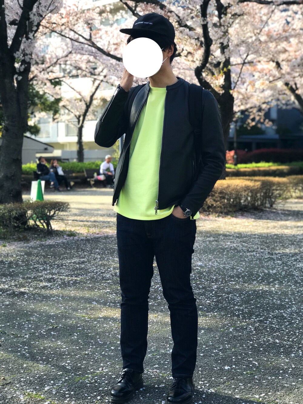 「春コーデ、キャップ、リュック、シングルライダース、ライダース、イエロー、Nudie jeans」｜「UNITED TOKYOのラムレザーシングルライダース（ライダースジャケット、ブラック系）」を使った、nanoさん（メンズ・173cm）の春コーディネートの1枚目の写真