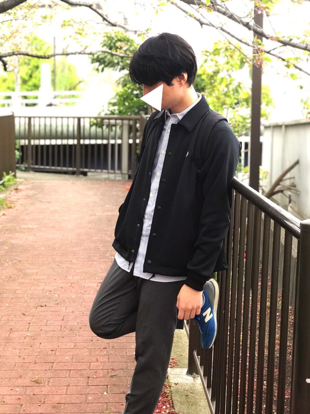 「春コーデ、コーチジャケット、ストライプ、ストライプシャツ、スラックス、ニューバランス」｜「FRED PERRYのJersey Coach Jacket（ブルゾン、ブラック系）」を使った、nanoさん（メンズ・173cm）の春コーディネートの1枚目の写真