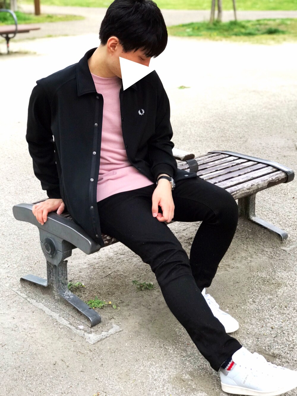 「春コーデ、ピンク、フレッドペリー、コーチジャケット、ジャージ、ヌーディージーンズ、スタンスミス」｜「FRED PERRYのJersey Coach Jacket（ブルゾン、ブラック系）」を使った、nanoさん（メンズ・173cm）の春コーディネートの1枚目の写真