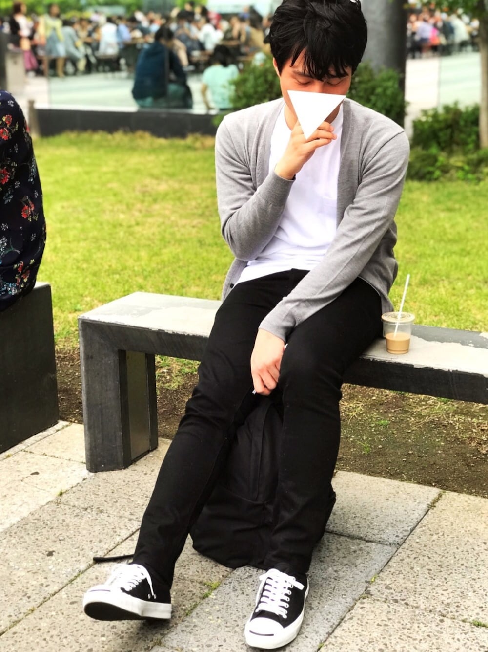 「カジュアル、シンプル、無印良品、グレーカーディガン、白Tシャツ、ポケT、ヌーディージーンズ、コンバース、ジャックパーセル」｜「無印良品のアイテム（カーディガン/ボレロ、グレー系）」を使った、nanoさん（メンズ・173cm）の春コーディネートの1枚目の写真