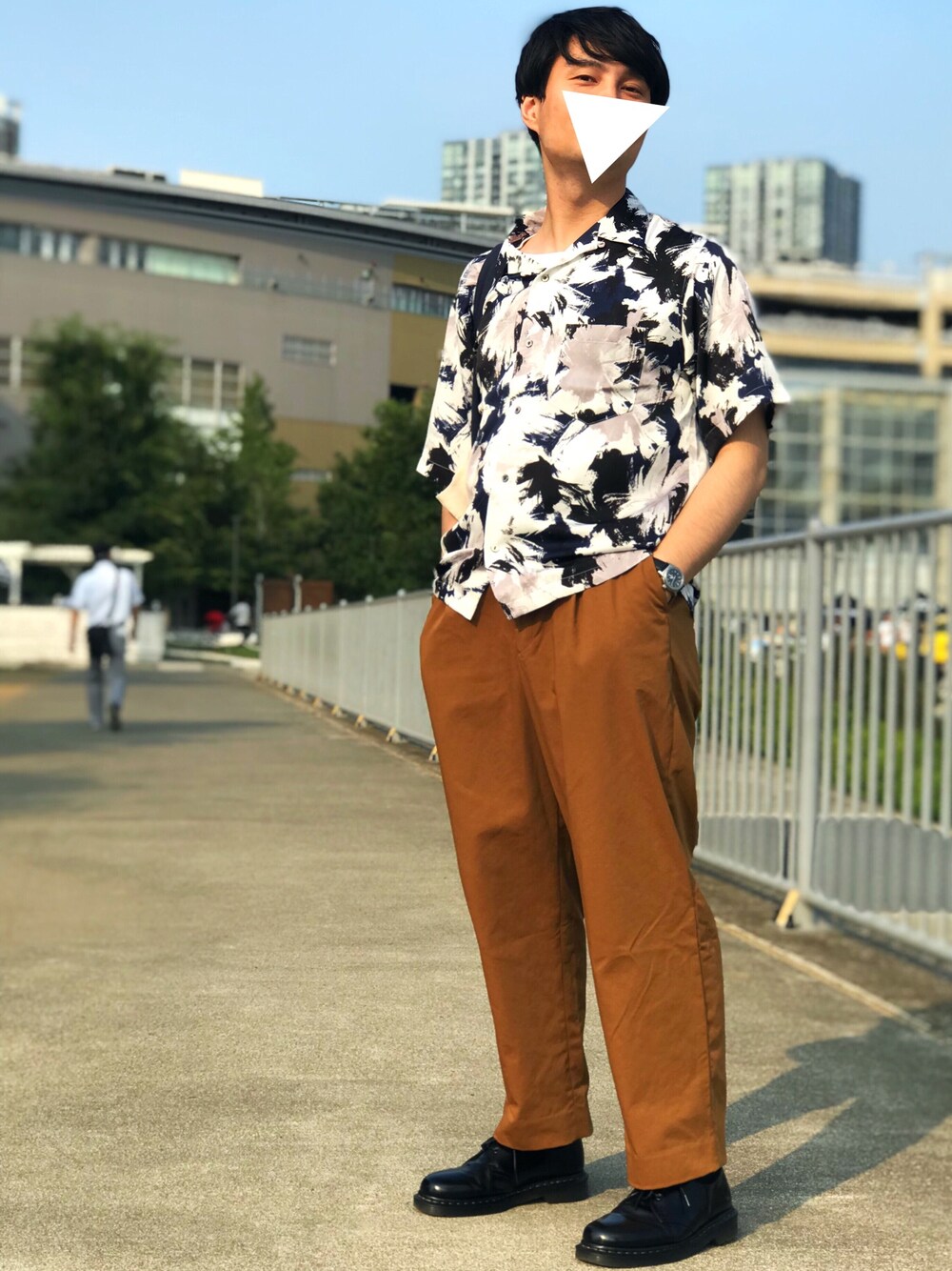 「夏コーデ、アロハシャツ、オープンカラーシャツ、開襟シャツ、ワイドチノ、ワイドパンツ、ワイドシルエット、ドクターマーチン」｜「FREAK'S STOREのプリントサテンドレープ シャツ/オープンカラーシャツ（シャツ/ブラウス、ブルー系）」を使った、nanoさん（メンズ・173cm）の夏コーディネートの1枚目の写真
