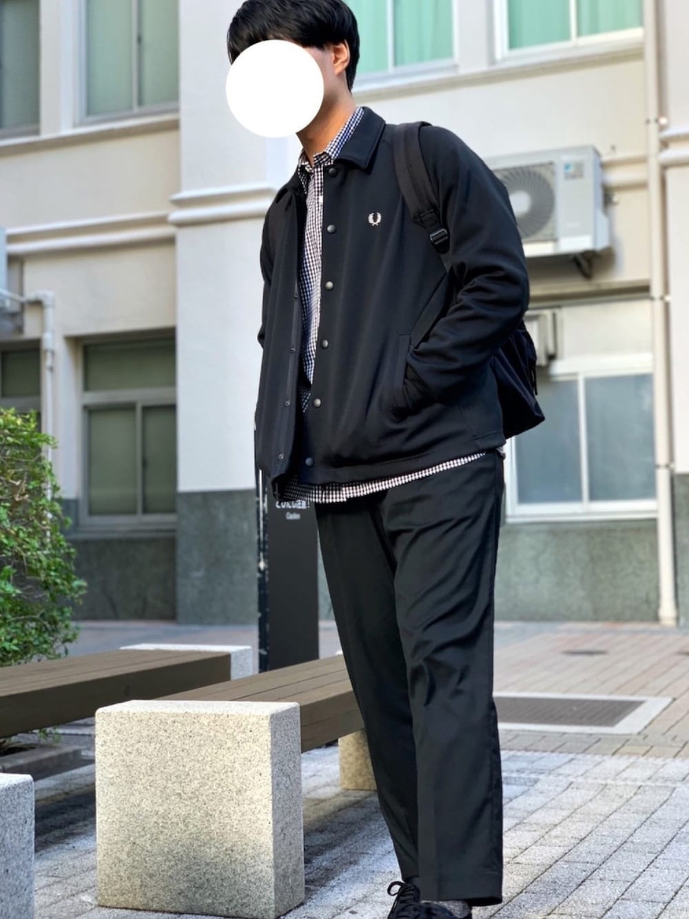 「秋のコーデ、モノトーン、チェックシャツ、ギンガムチェック、ワイドパンツ、リュック、無印良品、黒、エアフォースワン」｜「FRED PERRYのJersey Coach Jacket（ブルゾン、ブラック系）」を使った、nanoさん（メンズ・173cm）の秋コーディネートの1枚目の写真