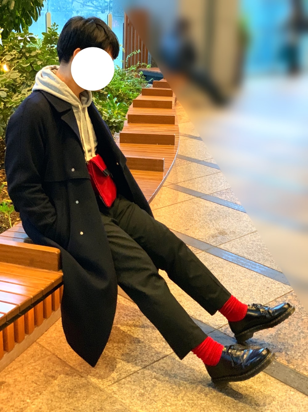 「冬コーデ、パーカー、コート×パーカー、サコッシュ、赤い靴下、ドクターマーチン、トレンチコート、ディッキーズ(Dickies)」｜「UNITED TOKYOのメルトンアルスターコート（トレンチコート、ブルー系）」を使った、nanoさん（メンズ・173cm）の冬コーディネートの1枚目の写真