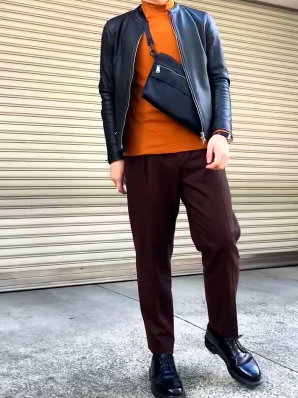 「チョコ色に染まれ、ハイネック、UNIQLO、サコッシュ、ドクターマーチン、シングルライダース、ライダース、スラックス、ブラウス、シンプルコーデ」｜「UNITED TOKYOのラムレザーシングルライダース（ライダースジャケット、ブラック系）」を使った、nanoさん（メンズ・173cm）の冬コーディネートの1枚目の写真