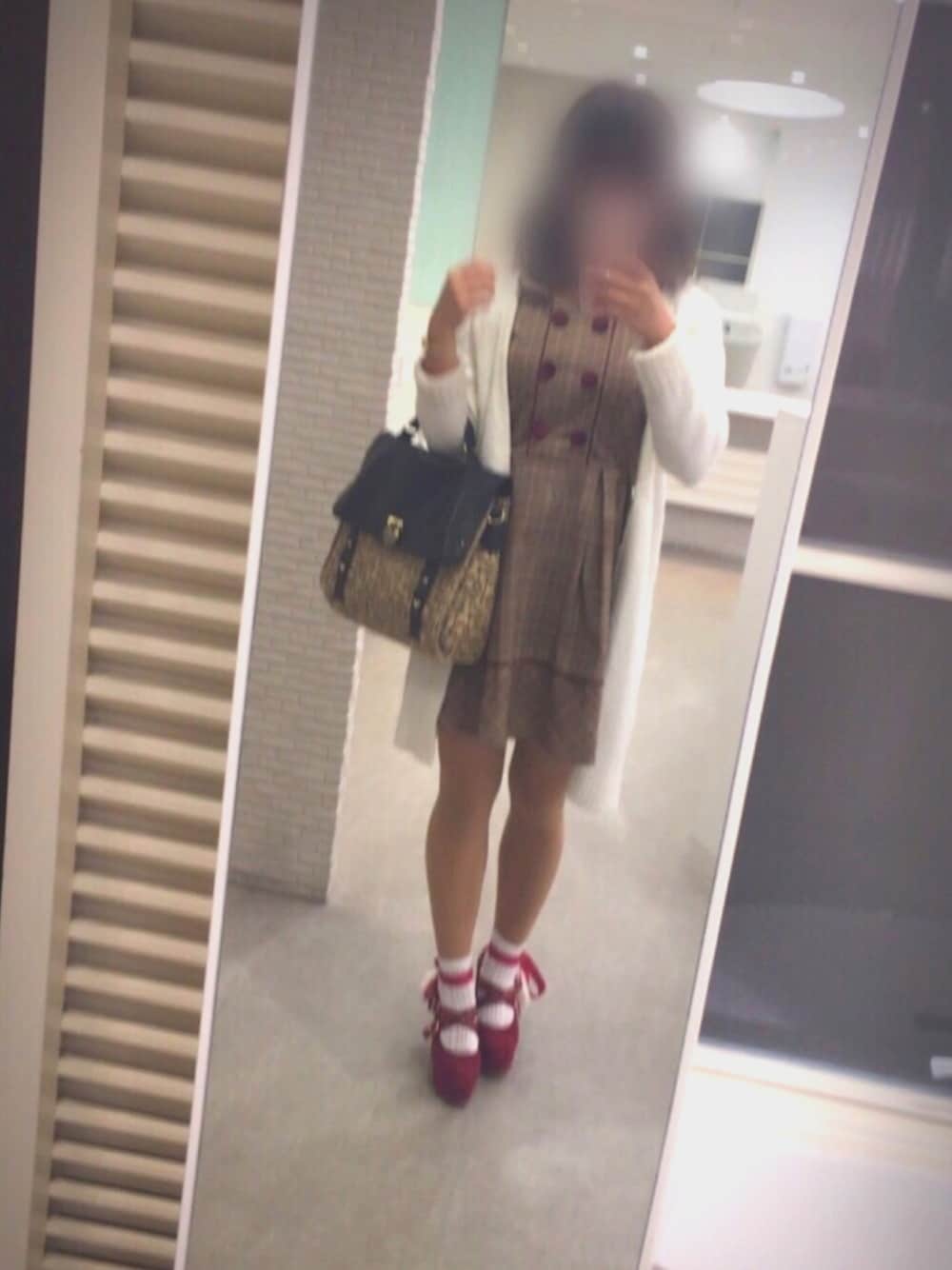 ホワイト系のその他アウター、ブラウン系のワンピース/ドレス、レッド系のシューズを着用したレディースの秋コーディネートの1枚目の写真