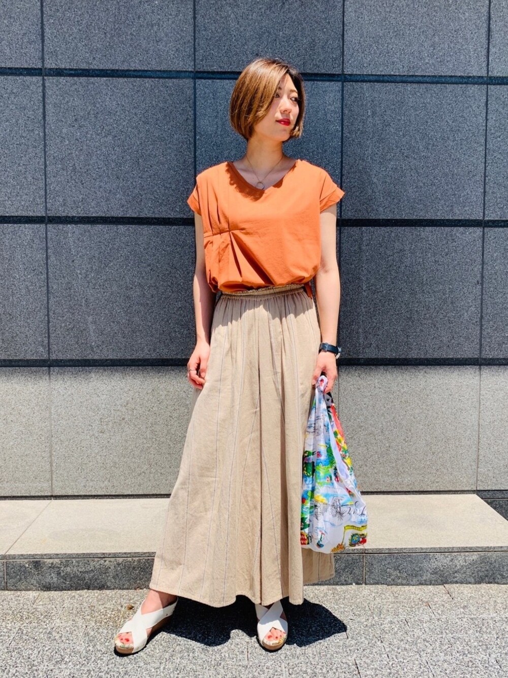 「シンプル、大人カジュアル、春夏コーデ、夏コーデ、Tシャツ、デザインカットソー、ワイドパンツ、ラクチンコーデ、オトナ女子、JETSET SOLO PLUS」｜「JETSET SOLO PLUS のストライプオーバーワイドパンツ（その他パンツ、ベージュ系）」を使った、JETSET SOLO PLUS_STAFFさん（レディース・166cm）の春コーディネートの1枚目の写真