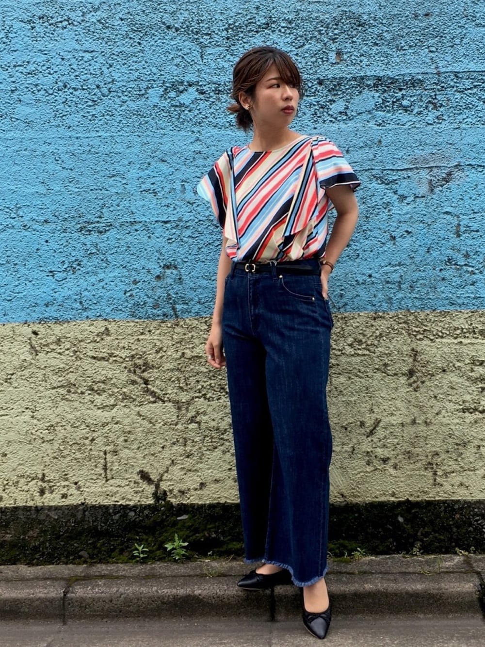 「フリンジ、ワイドパンツ、デニムパンツ、夏コーデ、低身長、マルチボーダー、袖フリル、JETSET SOLO PLUS、袖ボリューム、シネカノン」｜「JETSET SOLO PLUS の【LONDON DENIM】ワイドクロップドデニムパンツ（デニムパンツ、ブルー系）」を使った、JETSET SOLO PLUS_STAFFさん（レディース・160cm）の夏コーディネートの1枚目の写真