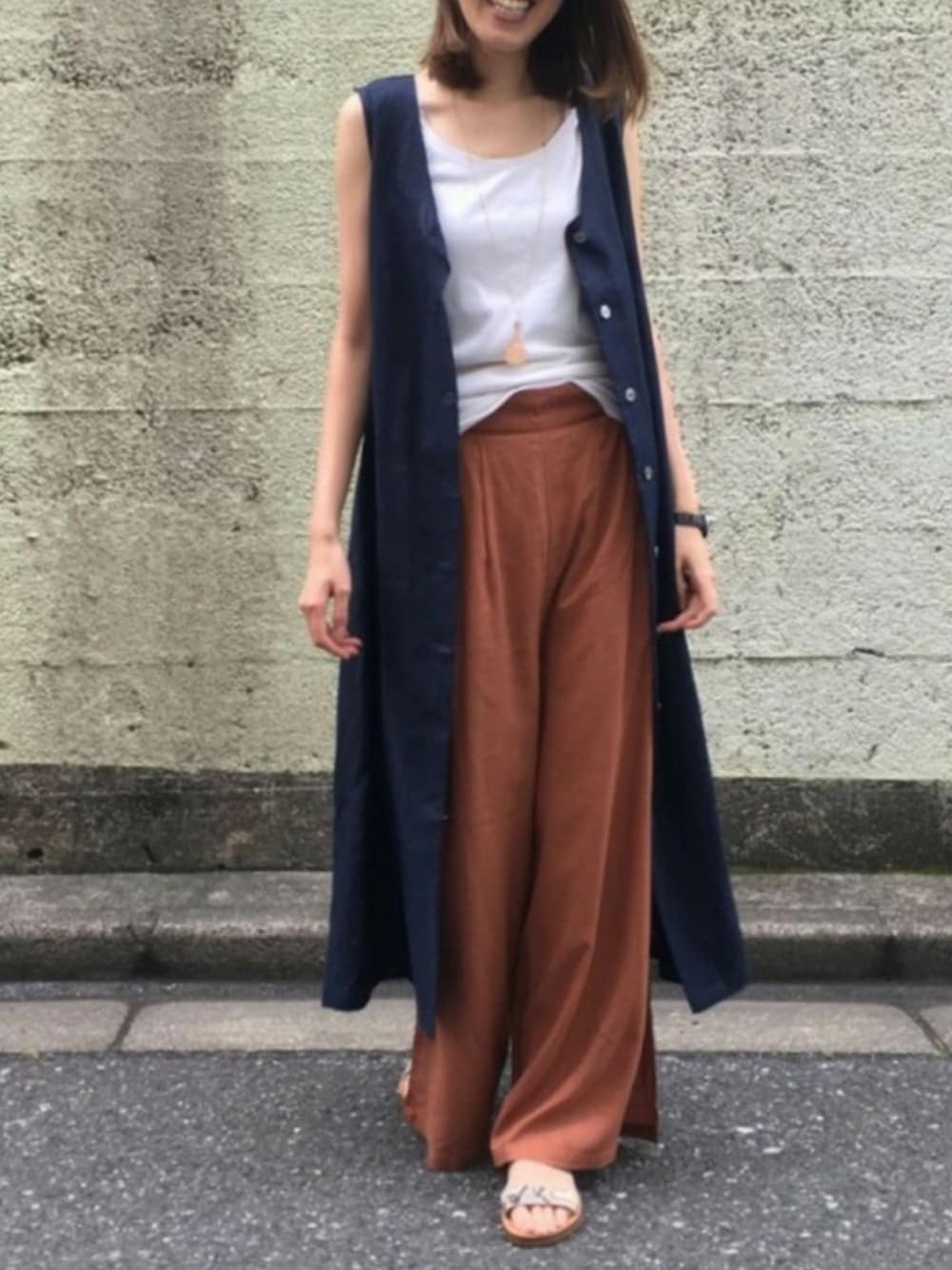 「ワンピース、ワイドパンツ、羽織り、リネンワンピース、カジュアルコーデ、夏コーデ、オトナ女子、パンツスタイル、着回しコーデ、JETSET SOLO PLUS」｜「JETSET SOLO PLUS のリネンブレンド タックワイドパンツ（その他パンツ、ブラウン系）」を使った、JETSET SOLO PLUS_STAFFさん（レディース・160cm）の夏コーディネートの1枚目の写真