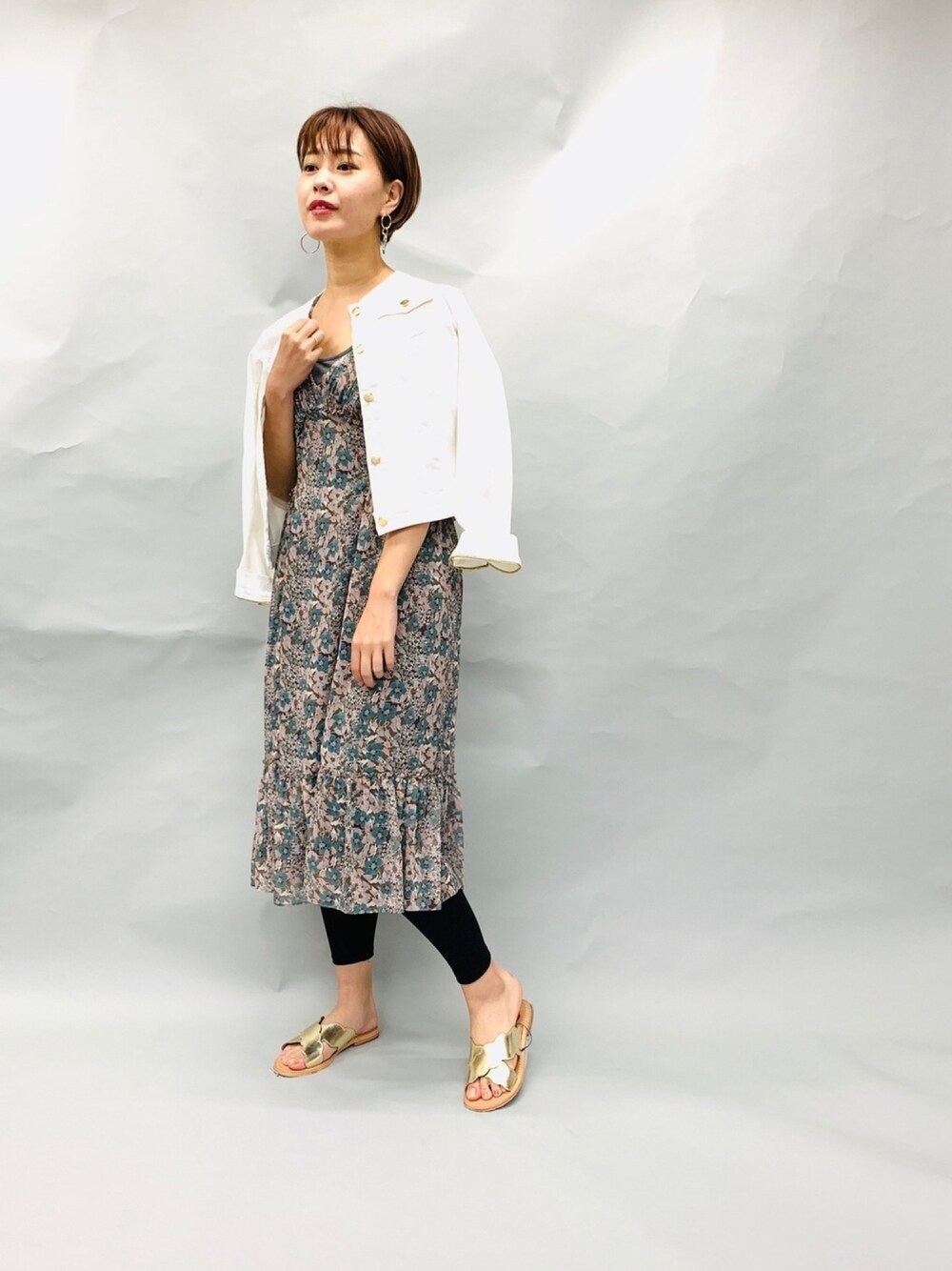 「JETSET SOLO PLUS、Gジャン、ワンピース、ホワイト、大人カジュアル、夏コーデ、レギンスコーデ、summer、大人コーデ」｜「JETSET SOLO PLUS の【LONDON DENIM】2WAYデニムジャケット（デニムジャケット、ホワイト系）」を使った、JETSET SOLO PLUS_STAFFさん（レディース・160cm）の夏コーディネートの1枚目の写真